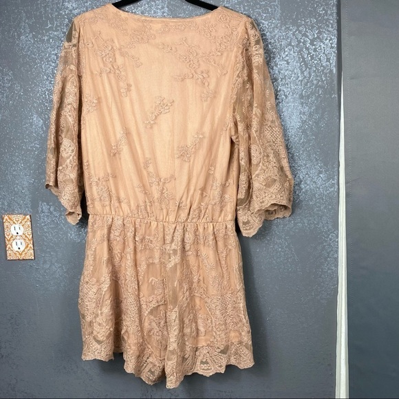 Entro blush pink deep v-neck lace short sleeve romper.  Boho festival summer - Picture 7 of 12